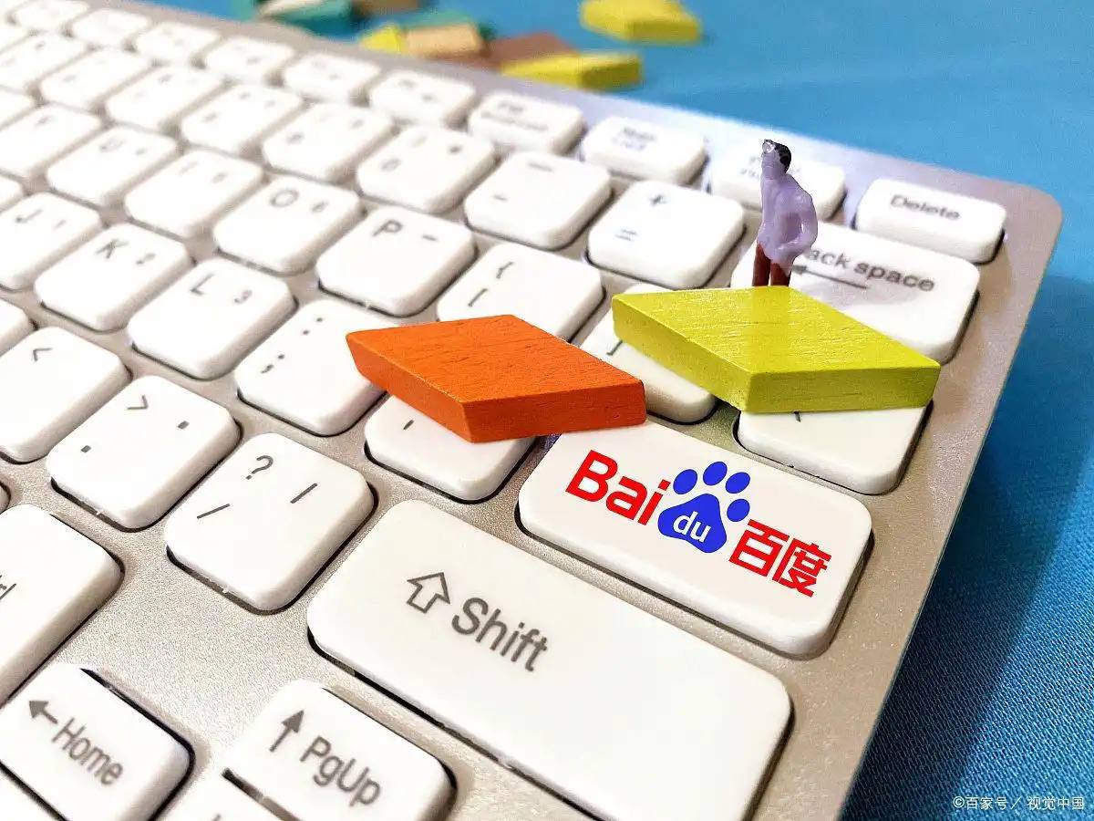 成都一客车撞上路边停放货车已致死